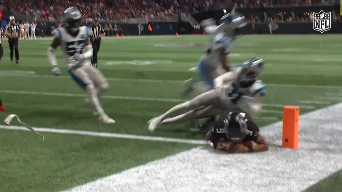 Rookie-Quarterback Penix Jr. hechtet in die Endzone Touchdown für Atlanta