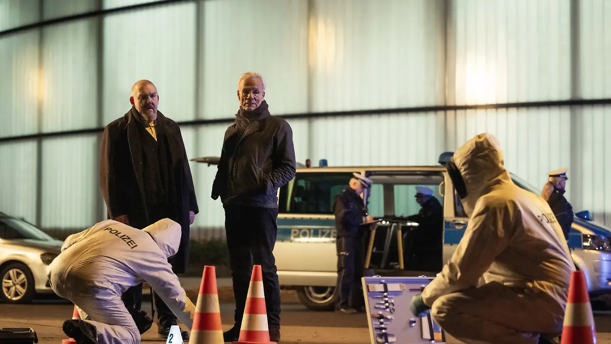 ARD). Freddy Schenk (Dietmar Bär,l) und Max Ballauf (Klaus J. Behrendt) ermitteln in einem Mordfall. Sie stehen an einem Tatort.