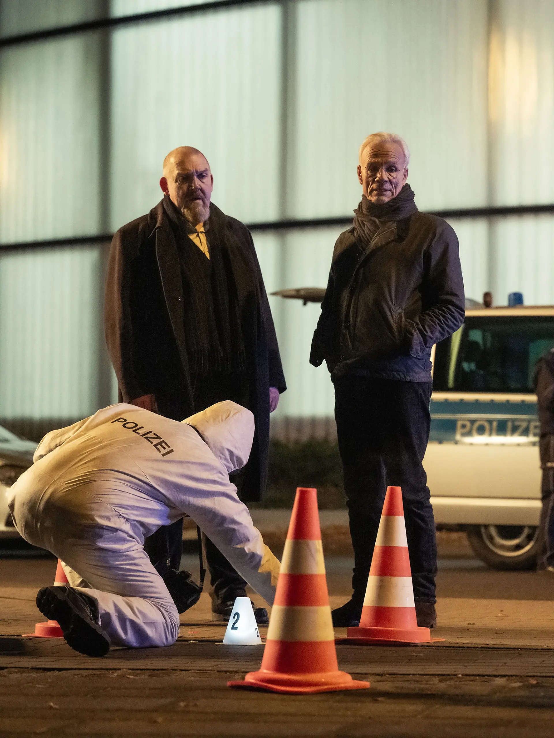ARD). Freddy Schenk (Dietmar Bär,l) und Max Ballauf (Klaus J. Behrendt) ermitteln in einem Mordfall. Sie stehen an einem Tatort.