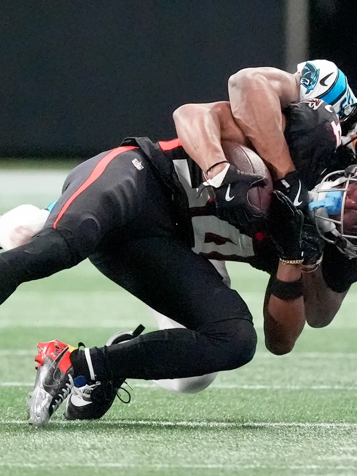 Die Atlanta Falcons und die Carolina Panthers liefern sich einen wahren Nervenkrimi.