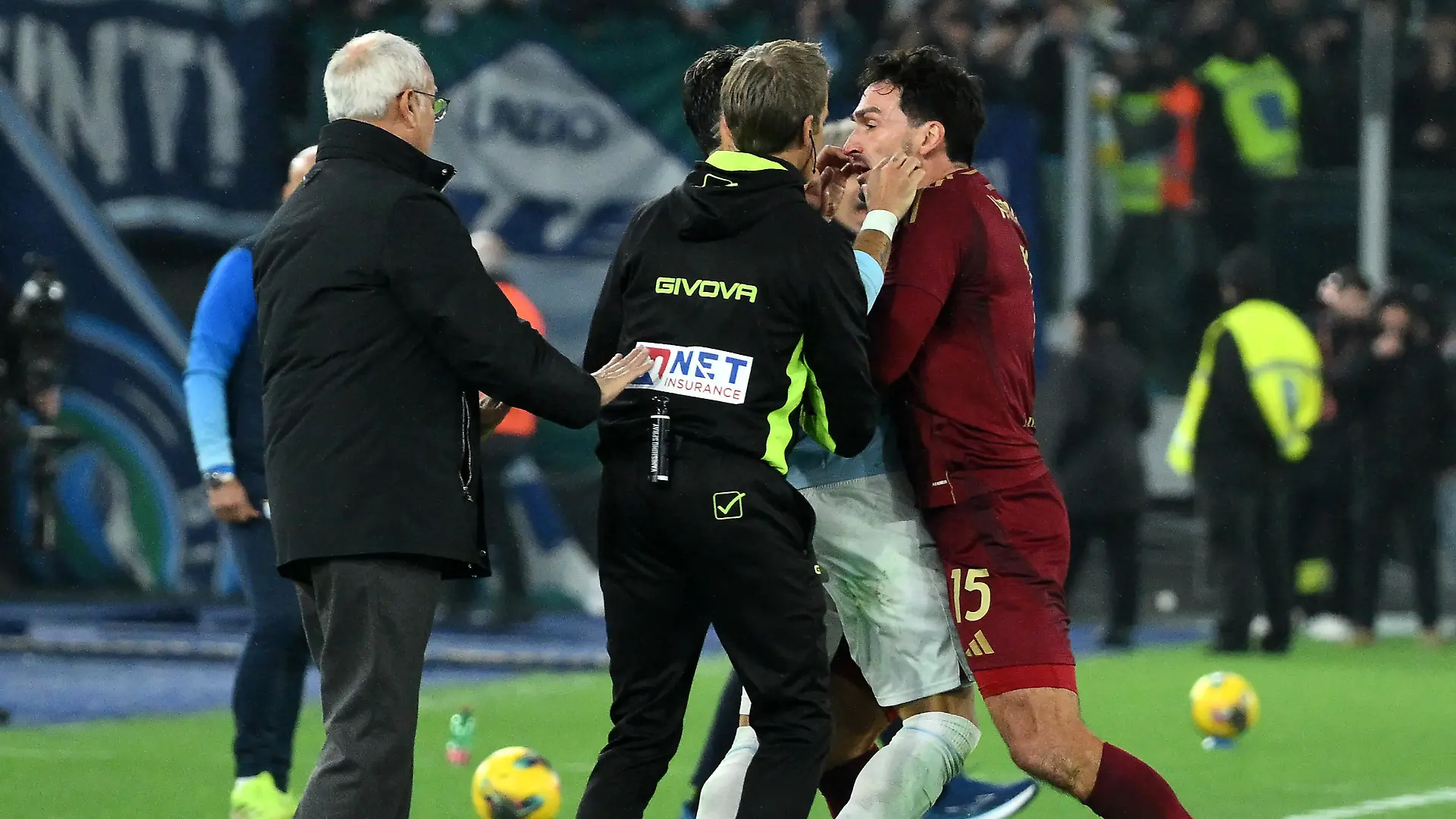 Mats Hummels gerät an der Seitenlinie mit Lazios Valentin Castellanos aneinander.