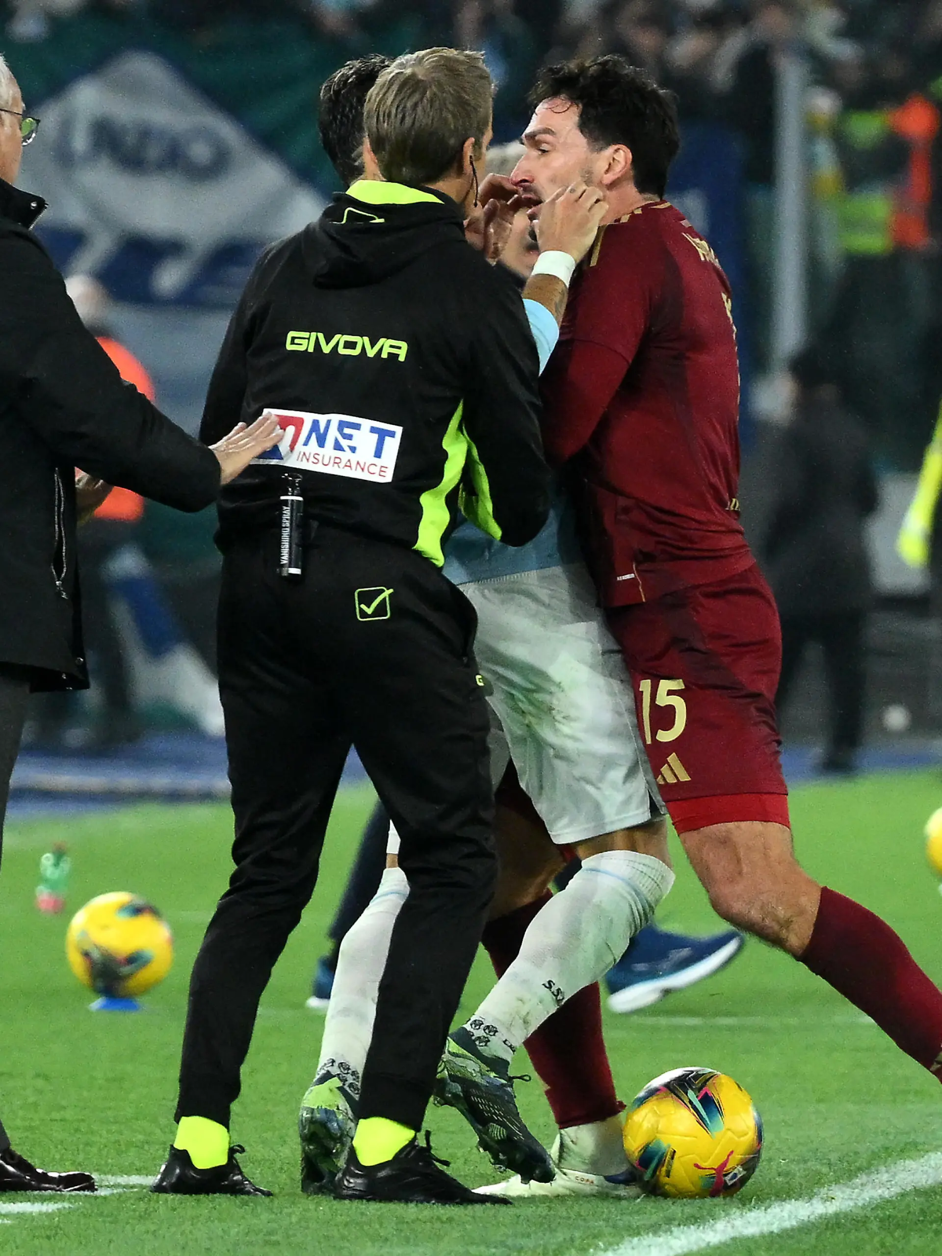 Mats Hummels gerät an der Seitenlinie mit Lazios Valentin Castellanos aneinander.
