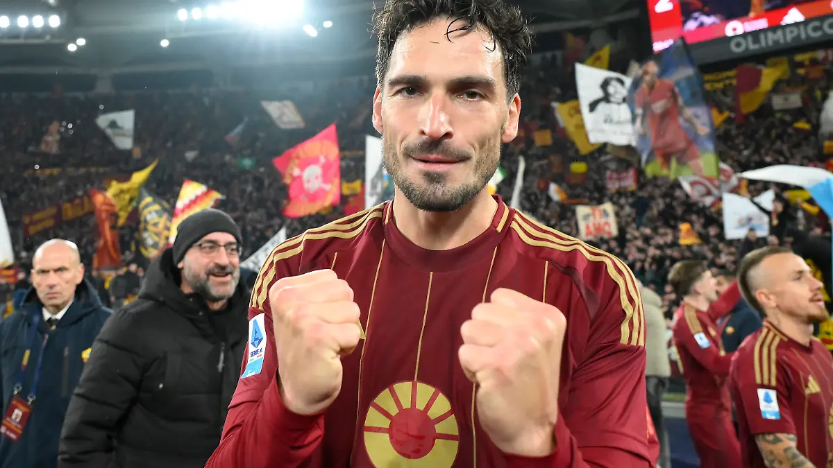Mats Hummels jubelt nach dem Derbysieg gegen Lazio Rom.