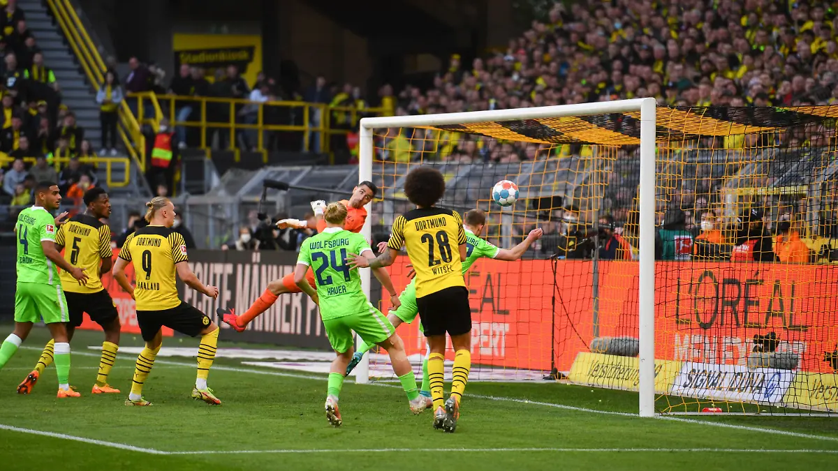 16.04.2022, Nordrhein-Westfalen, Dortmund: Fußball: Bundesliga, Borussia Dortmund - VfL Wolfsburg, 30. Spieltag, Signal Iduna Park. Dortmunds Tom Rothe (nicht im Bild) trifft zum 1:0. WICHTIGER HINWEIS: Gemäß den Vorgaben der DFL Deutsche Fußball Liga bzw. des DFB Deutscher Fußball-Bund ist es untersagt, in dem Stadion und/oder vom Spiel angefertigte Fotoaufnahmen in Form von Sequenzbildern und/oder videoähnlichen Fotostrecken zu verwerten bzw. verwerten zu lassen. Foto: Bernd Thissen/dpa +++ dpa-Bildfunk +++