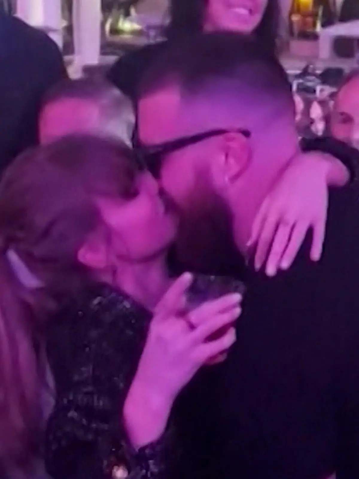 Bild zu: "Hochzeitsgerüchte um Taylor Swift und Travis Kelce"