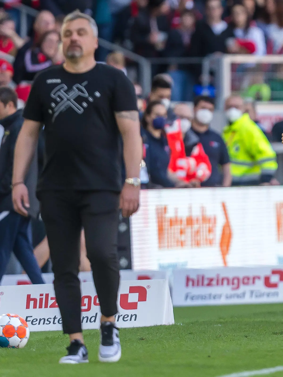 16.04.2022, Freiburg, Deutschland, Europapark Stadion, SC Freiburg vs. VfL Bochum - 1. Bundesliga, Trainer Thomas Reis VfL Bochum und Konstantinos Stafylidis VfL Bochum gestikuliert Foto H. Langer DFB / DFL REGULATIONS PROHIBIT ANY USE OF PHOTOGRAPHS AS IMAGE SEQUENCES AND/OR QUASI-VIDEO. Freiburg Europapark Stadion Baden-Wuerttemberg Deutschland *** 16 04 2022, Freiburg, Germany, Europapark Stadion, SC Freiburg vs VfL Bochum 1 Bundesliga, Coach Thomas Reis VfL Bochum and Konstantinos Stafylidis VfL Bochum gestures Foto H Langer DFB DFL REGULATIONS PROHIBIT ANY USE OF PHOTOGRAPHS AS IMAGE SEQUENCES AND OR QUASI VIDEO Freiburg Europapark Stadion Baden Wuerttemberg Germany PUBLICATIONxINxGERxSUIxAUTxONLY / 541_SCFVFL20220416_067 / Langer-541 