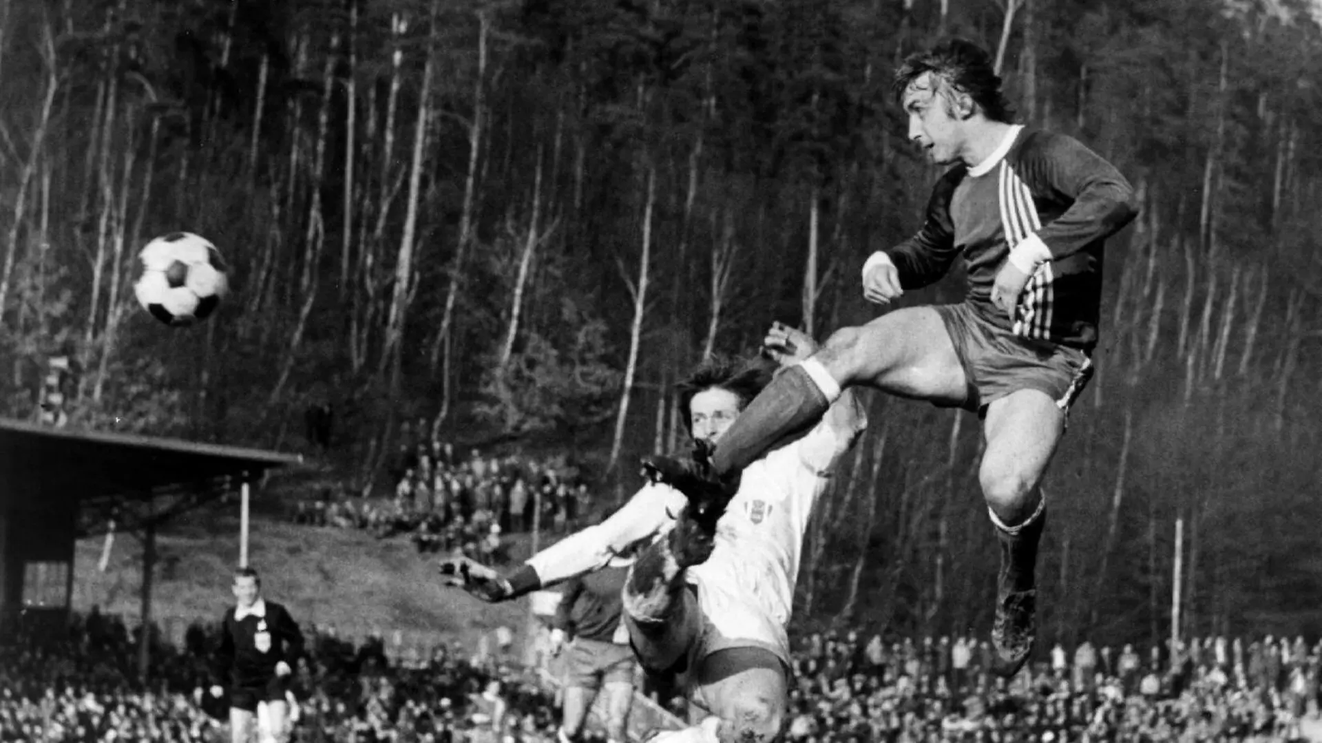 Joachim Streich (1. FC Magdeburg / vorn), der kurz vor der Vollendung seiner aktiven Laufbahn steht, in einer für ihn typischen Szene
Joachim Coup 1 FC Magdeburg front the Short before the Completion his active Career is in a for him typical Scene