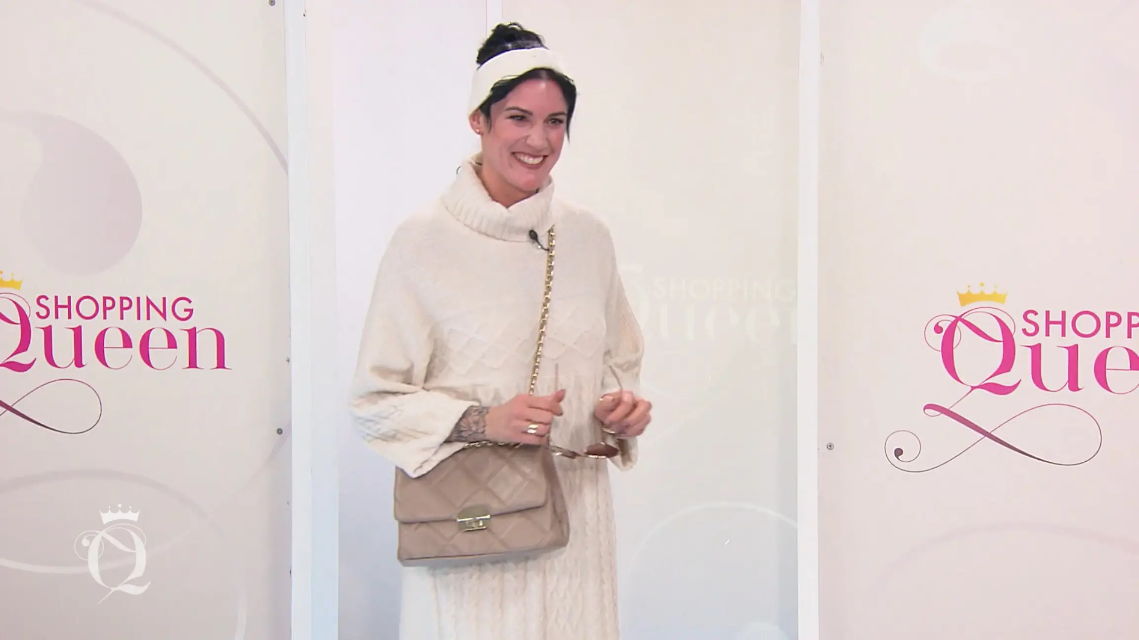 Bild von Julia setzt auf ein weißes Strickkleid