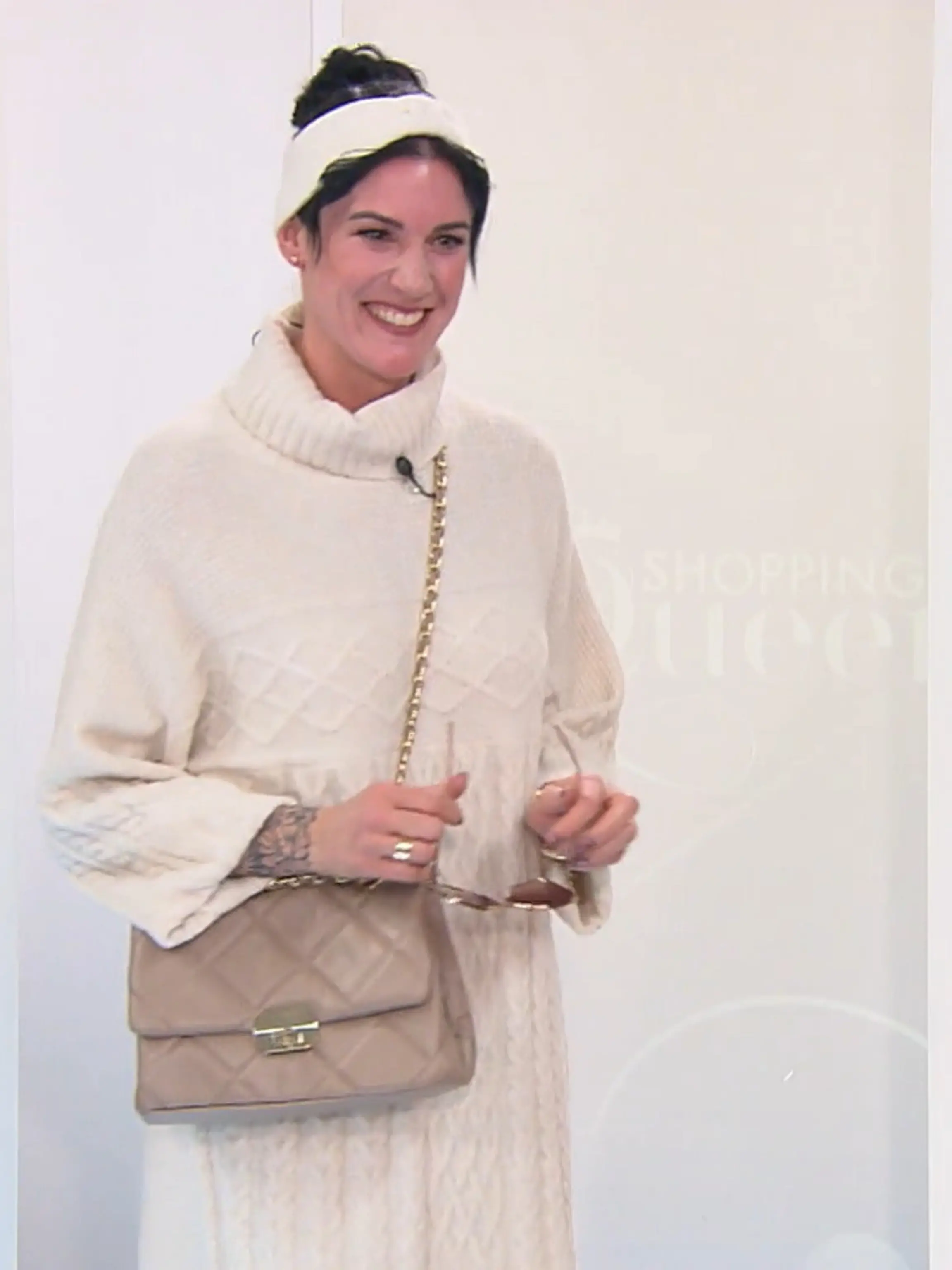 Bild zu: "Julia setzt auf ein weißes Strickkleid"