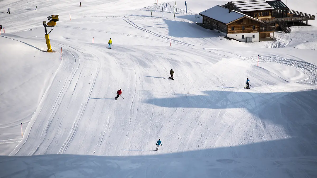 Skifahrer bei der Abfahrt auf Parsenn in Davos