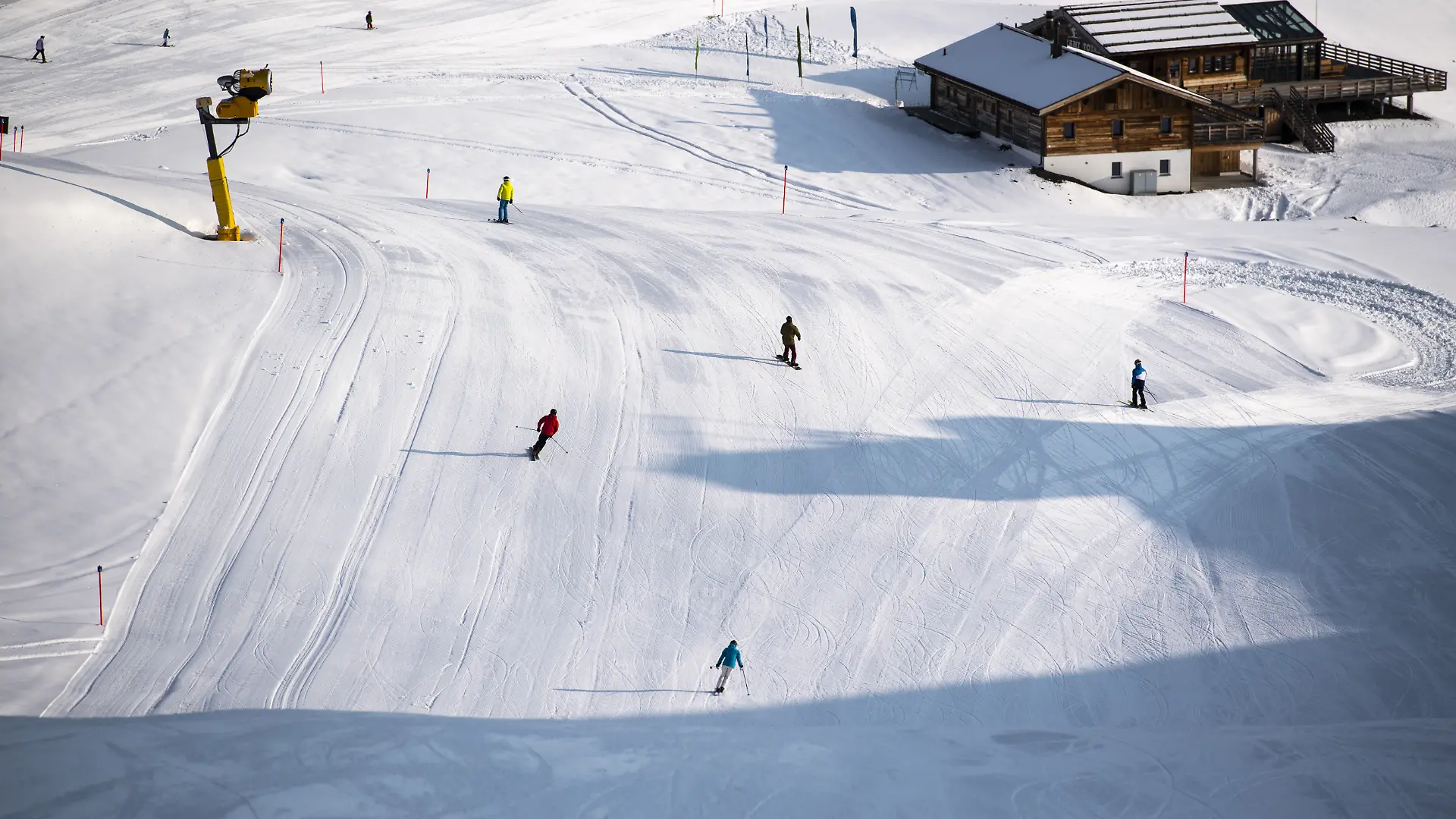 Skifahrer bei der Abfahrt auf Parsenn in Davos