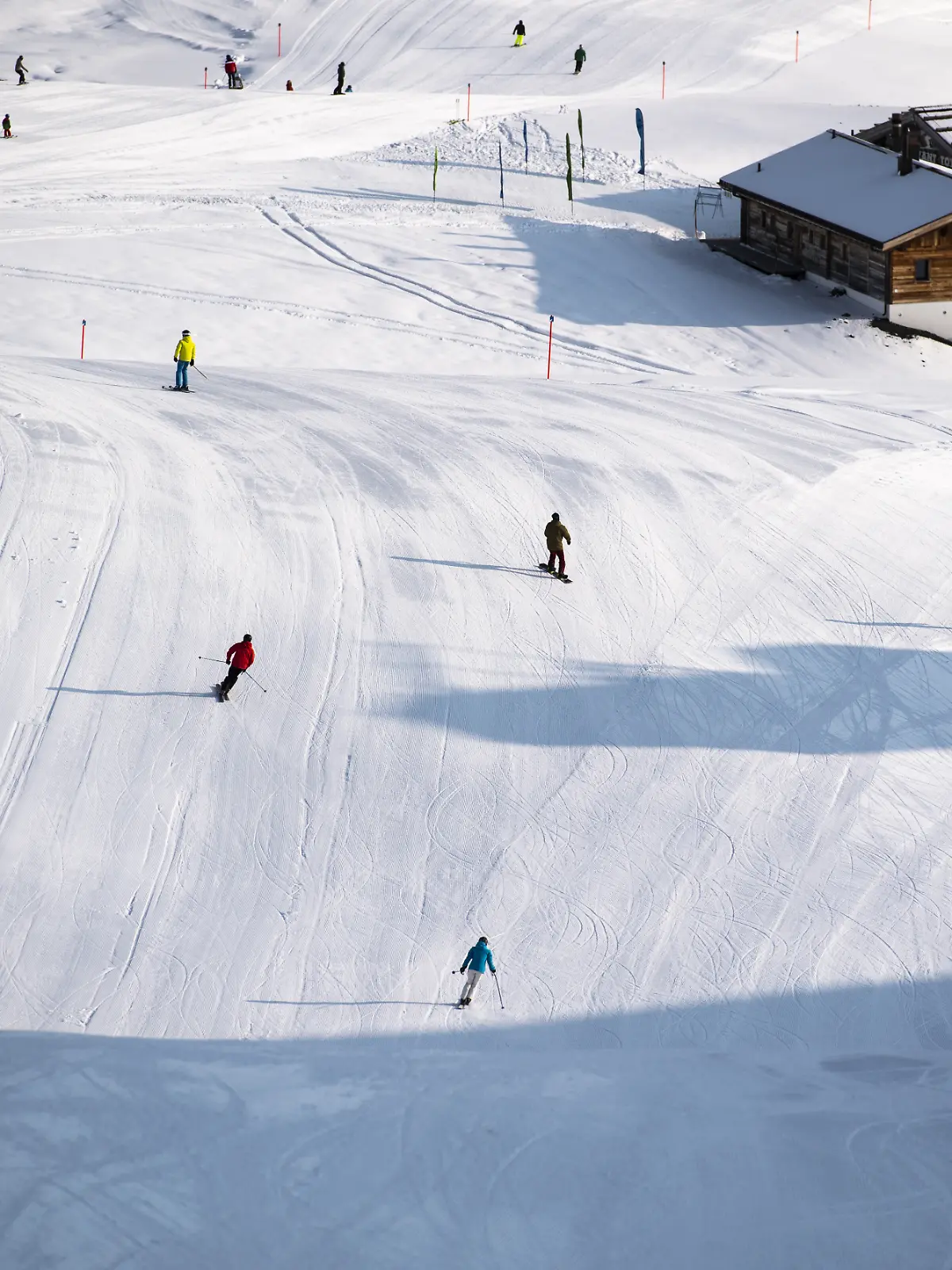 Skifahrer bei der Abfahrt auf Parsenn in Davos
