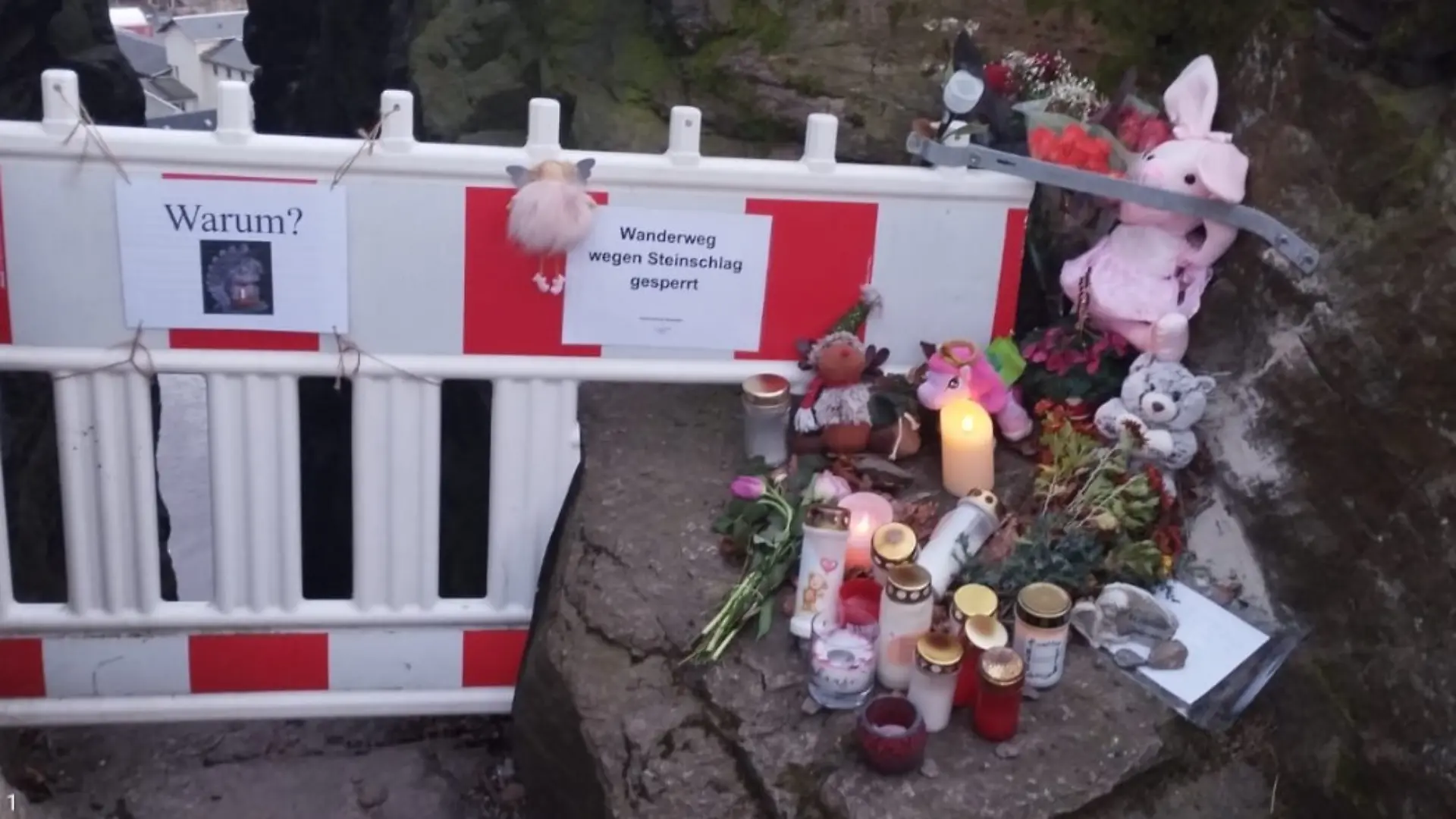 Die Familie legt an der Unfallstelle Blumen nieder.