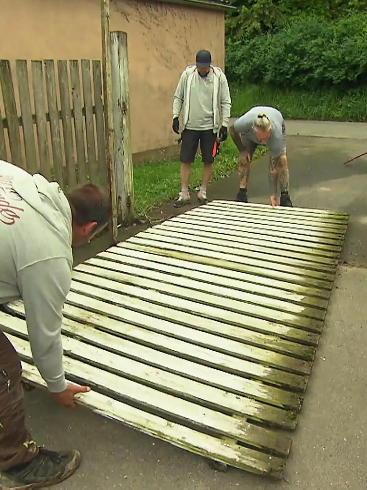 Bild zu: "Das marode Tor wird bearbeitet"