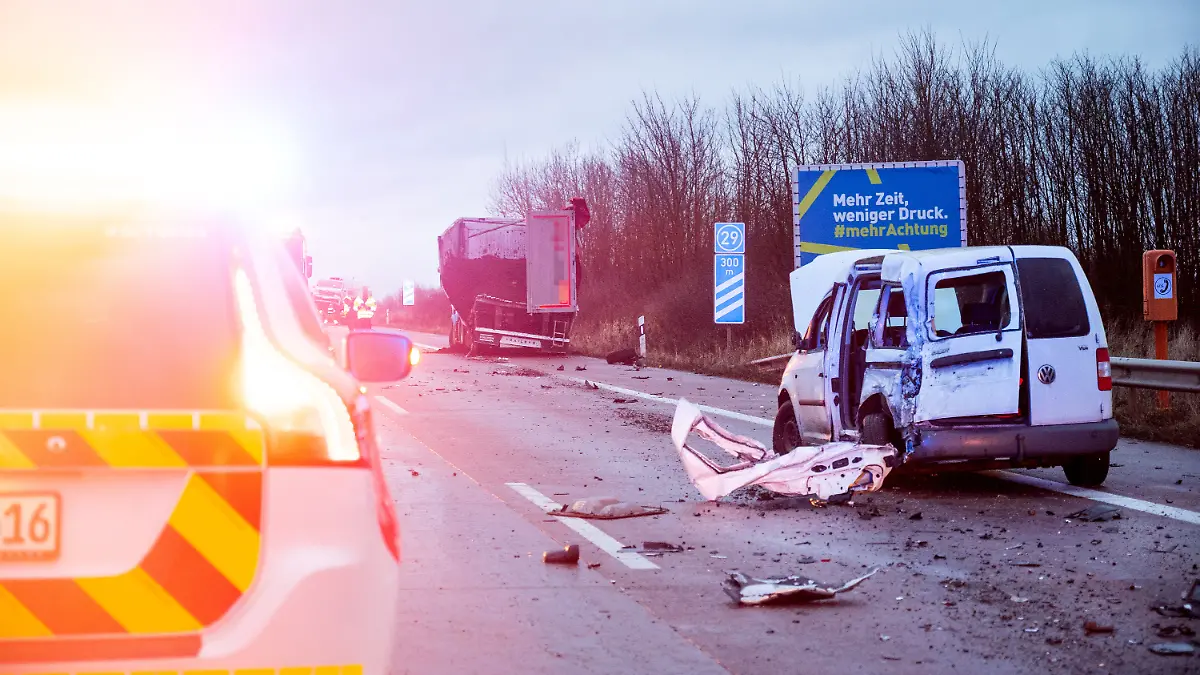 Die Trümmerteile liegen auf der gesperrten Autobahn.