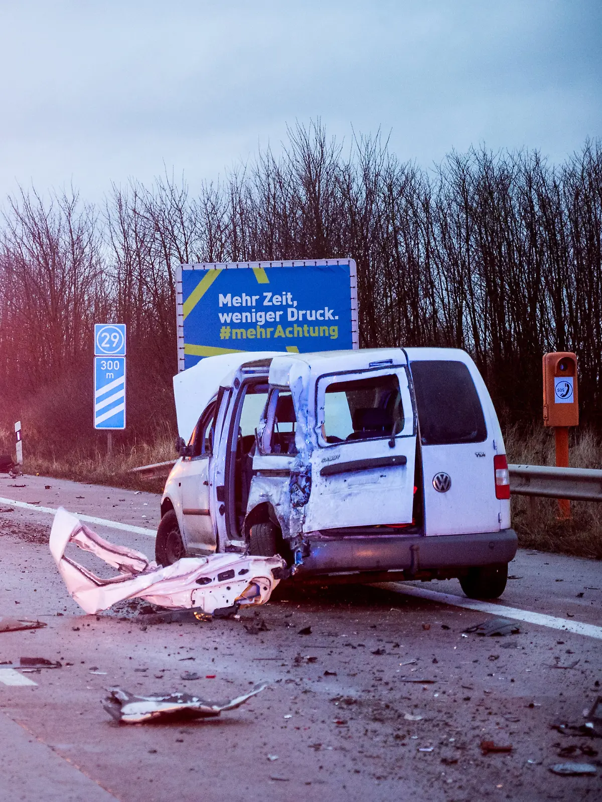 Die Trümmerteile liegen auf der gesperrten Autobahn.
