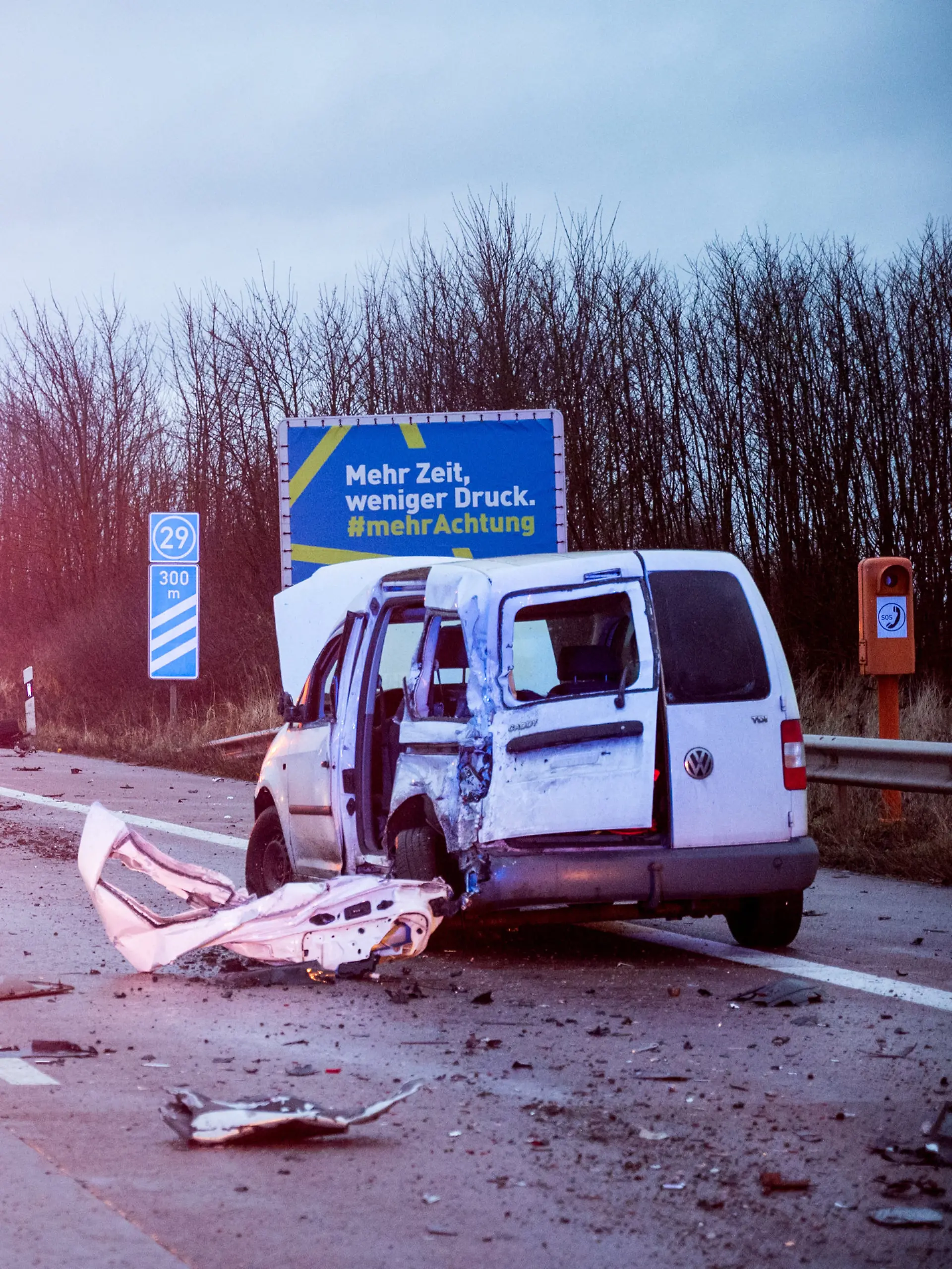 Die Trümmerteile liegen auf der gesperrten Autobahn.
