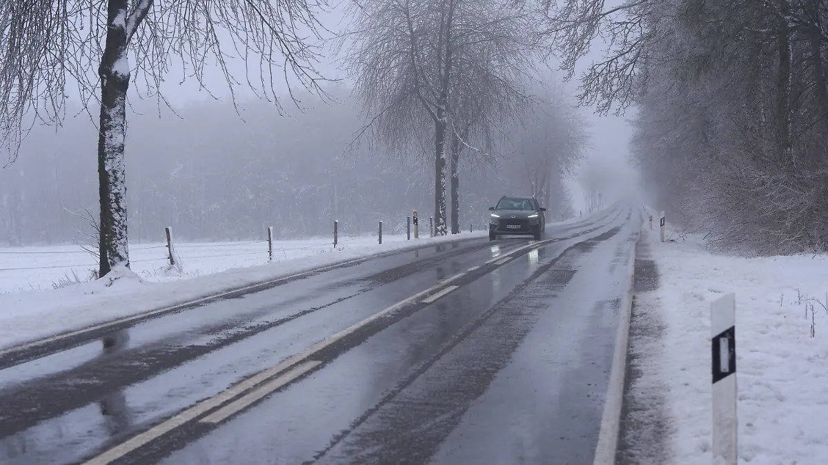 05.01.2025, Rheinland-Pfalz, Stockum-Püschen: Regenwasser steht auf einer Landstraße bei Stockum-Püschen im Westerwald. Auf den Schnee folgt Regen. Foto: Thomas Frey/dpa +++ dpa-Bildfunk +++