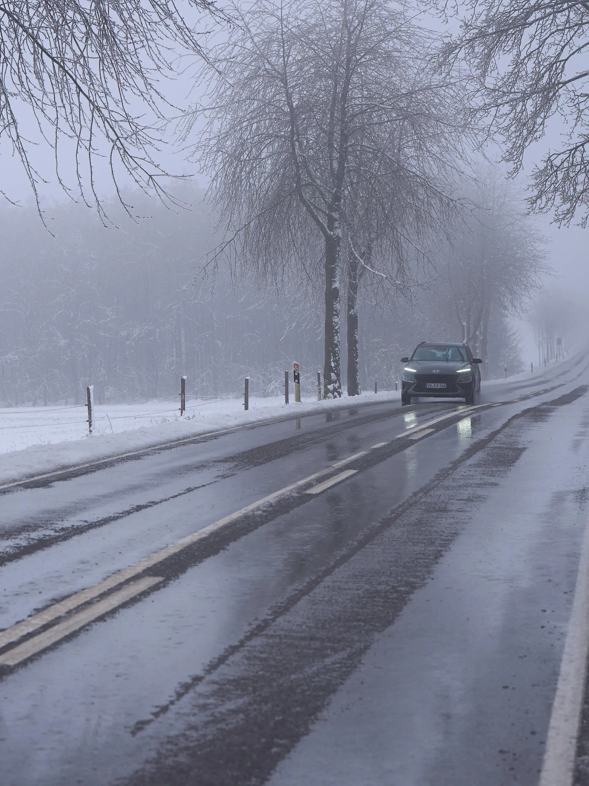 05.01.2025, Rheinland-Pfalz, Stockum-Püschen: Regenwasser steht auf einer Landstraße bei Stockum-Püschen im Westerwald. Auf den Schnee folgt Regen. Foto: Thomas Frey/dpa +++ dpa-Bildfunk +++