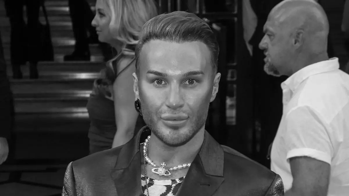 Drag-Star James Lee Williams im Jahr 2023 bei der Premiere eines Musicals in London.