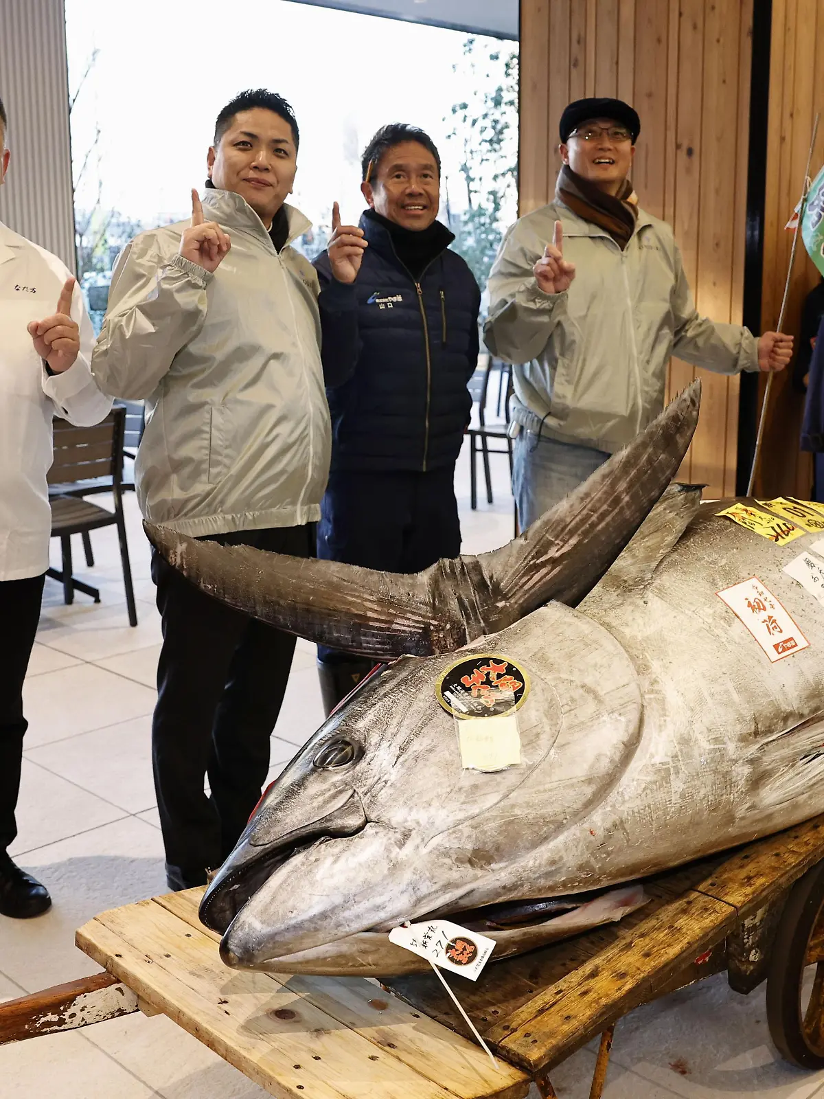 Dieser Blauflossen-Thunfisch hat bei der ersten Auktion des neuen Jahres auf einem auch bei Touristen beliebten Fischmarkt in Tokio knapp 1,3 Millionen Euro eingebracht