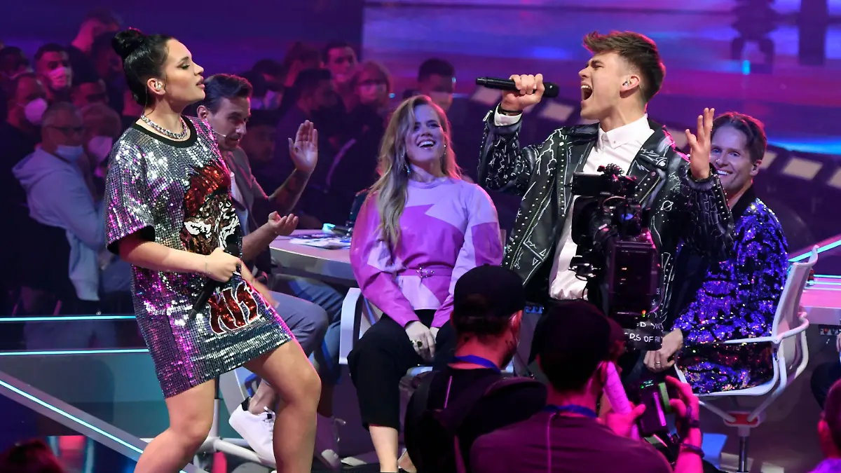 16.04.2022, Nordrhein-Westfalen, Köln: Die Kandidaten Dominik Simmen und Emine Knapczyk singen beim Gesangsduell in der Liveshow. Florian Silbereisen (im Hintergrund, l-r), Ilse DeLange und Toby Gad, Jurymitglieder der Sendung, beobachten bei der erste Live-Show der 19. Staffel der RTL-Castingshow «Deutschland sucht den Superstar» (DSDS) die beiden Kandidaten. Foto: Roberto Pfeil/dpa +++ dpa-Bildfunk +++