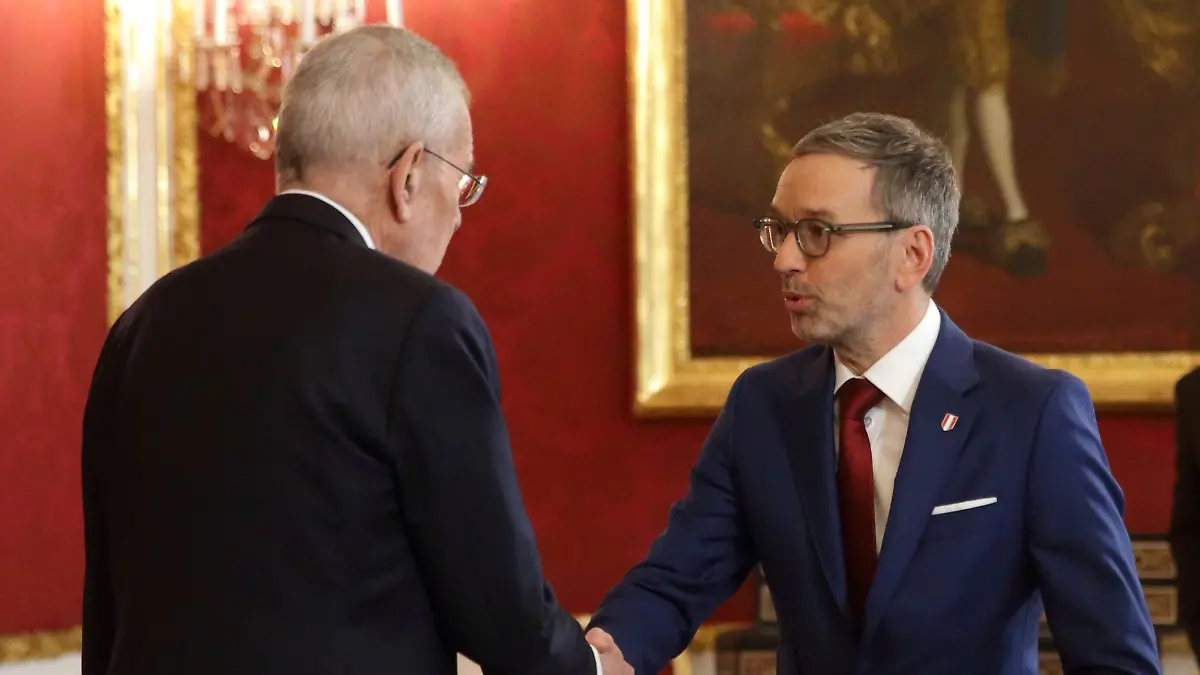 Nach einem Treffen von Staatsoberhaupt Alexander Van der Bellen und FPÖ-Chef Herbert Kickl scheinen die Weichen für den ersten FPÖ-Kanzler gestellt .