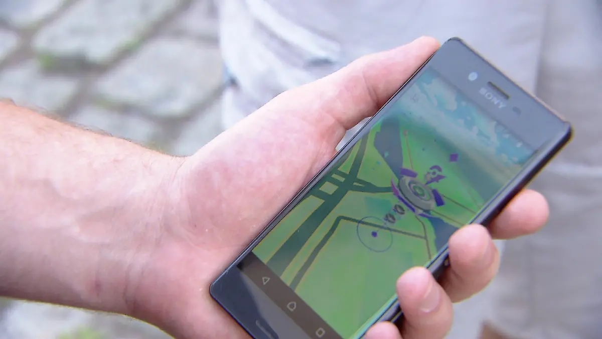 Ob der Mann das Pokémon fangen konnte, bleibt leider ungeklärt.