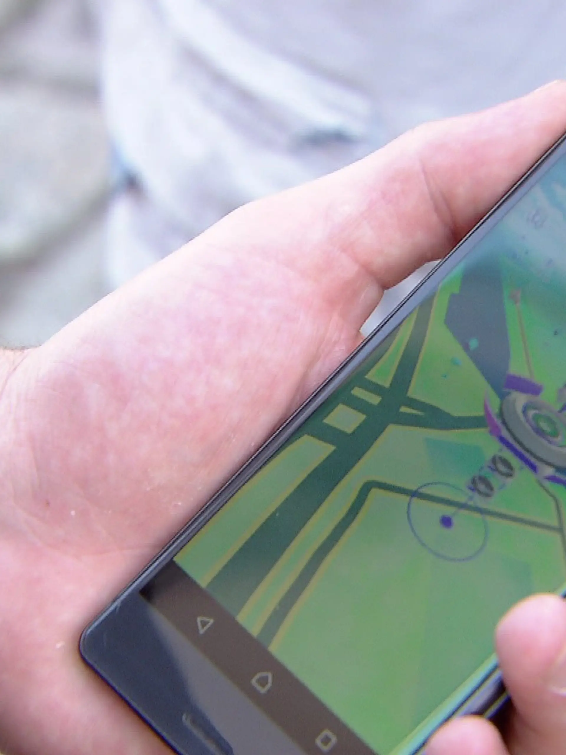 Ob der Mann das Pokémon fangen konnte, bleibt leider ungeklärt.