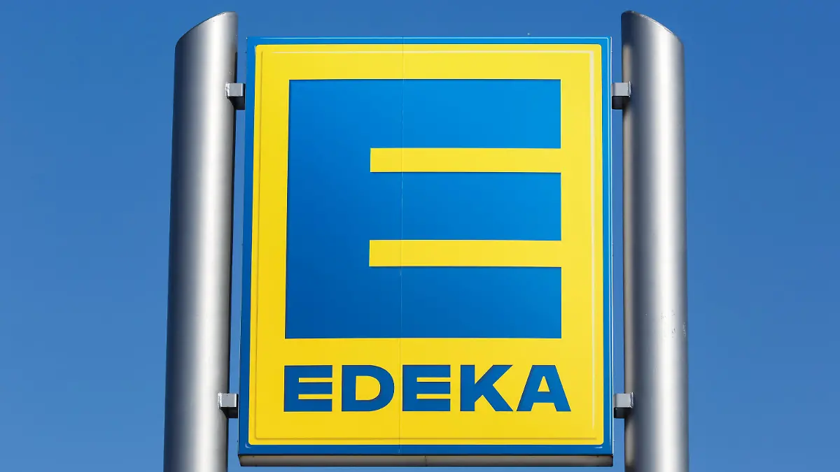 Stuttgart Deutschland 17 Mai 2020: Edeka Logo Symbol Zeichen Supermarkt Lebensmittel Laden Geschäft in Stuttgart