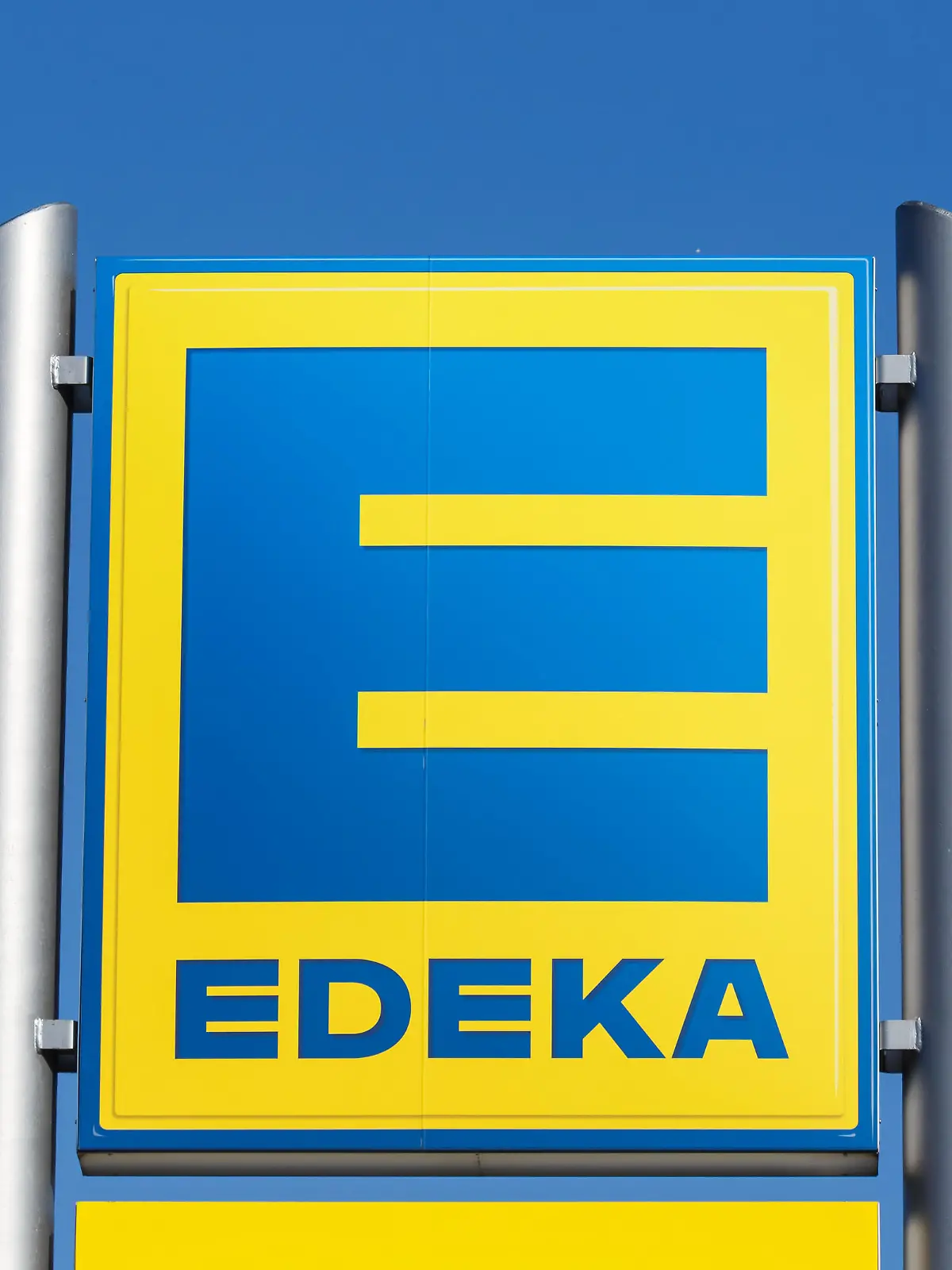 Stuttgart Deutschland 17 Mai 2020: Edeka Logo Symbol Zeichen Supermarkt Lebensmittel Laden Geschäft in Stuttgart