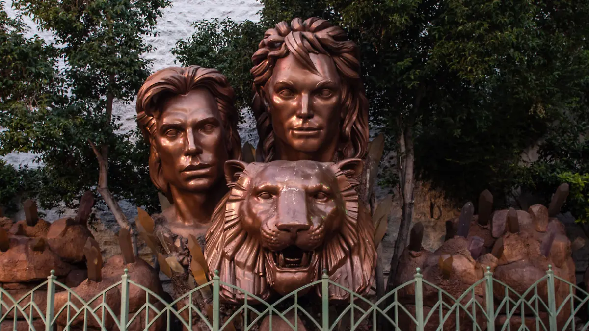Die Statue von Siegfried und Roy wird wohl nicht mehr allzu lange hier stehen.