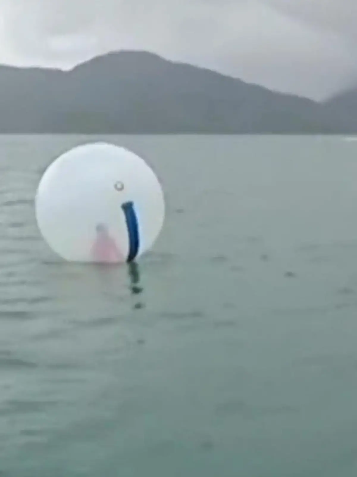 Bild zu: "Seil gerissen! Junge (8) treibt in Wasserball vom Ufer weg"