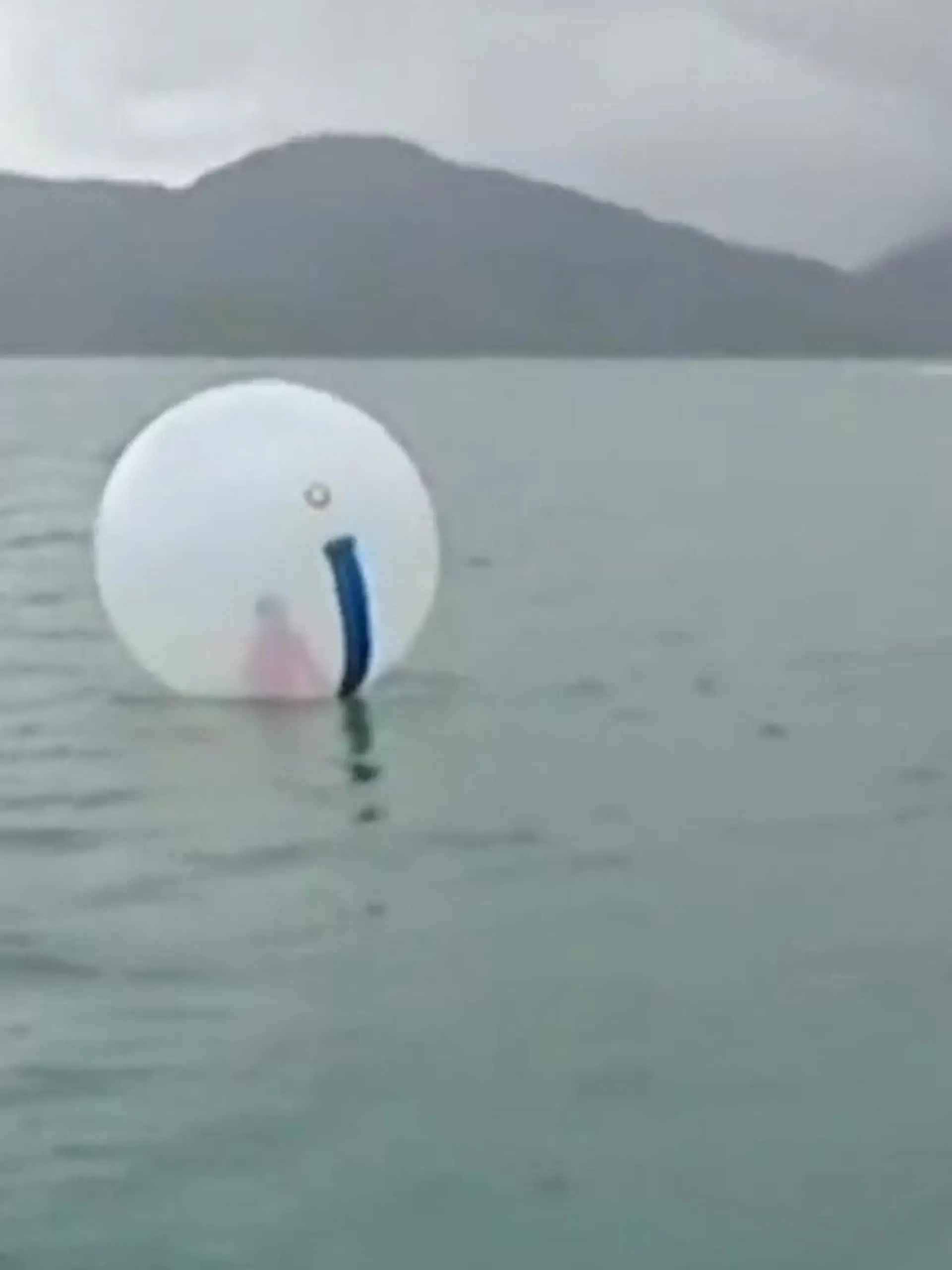 Bild zu: "Seil gerissen! Junge (8) treibt in Wasserball vom Ufer weg"