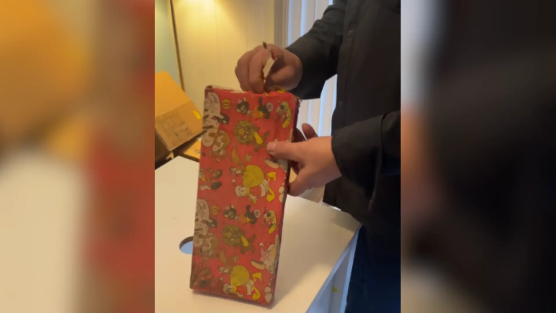 Ein Mann packt ein Weihnachtsgeschenk aus.
