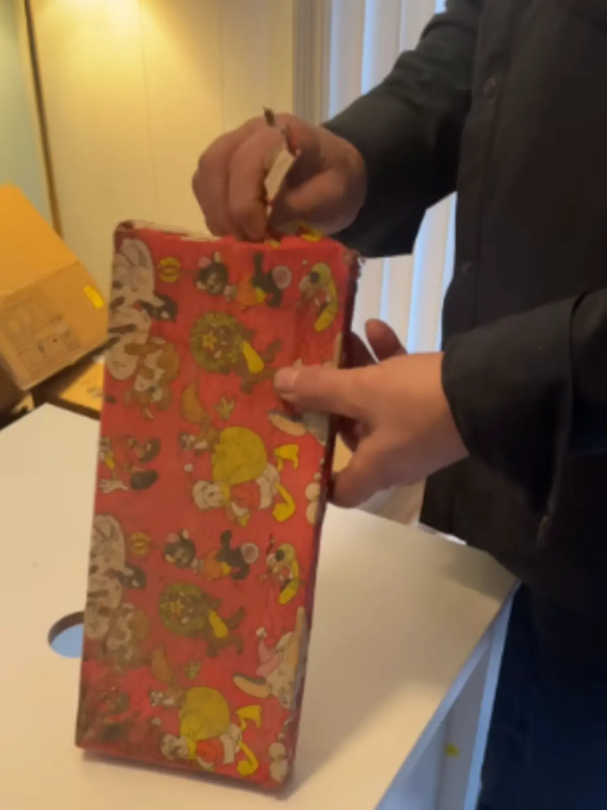 Ein Mann packt ein Weihnachtsgeschenk aus.