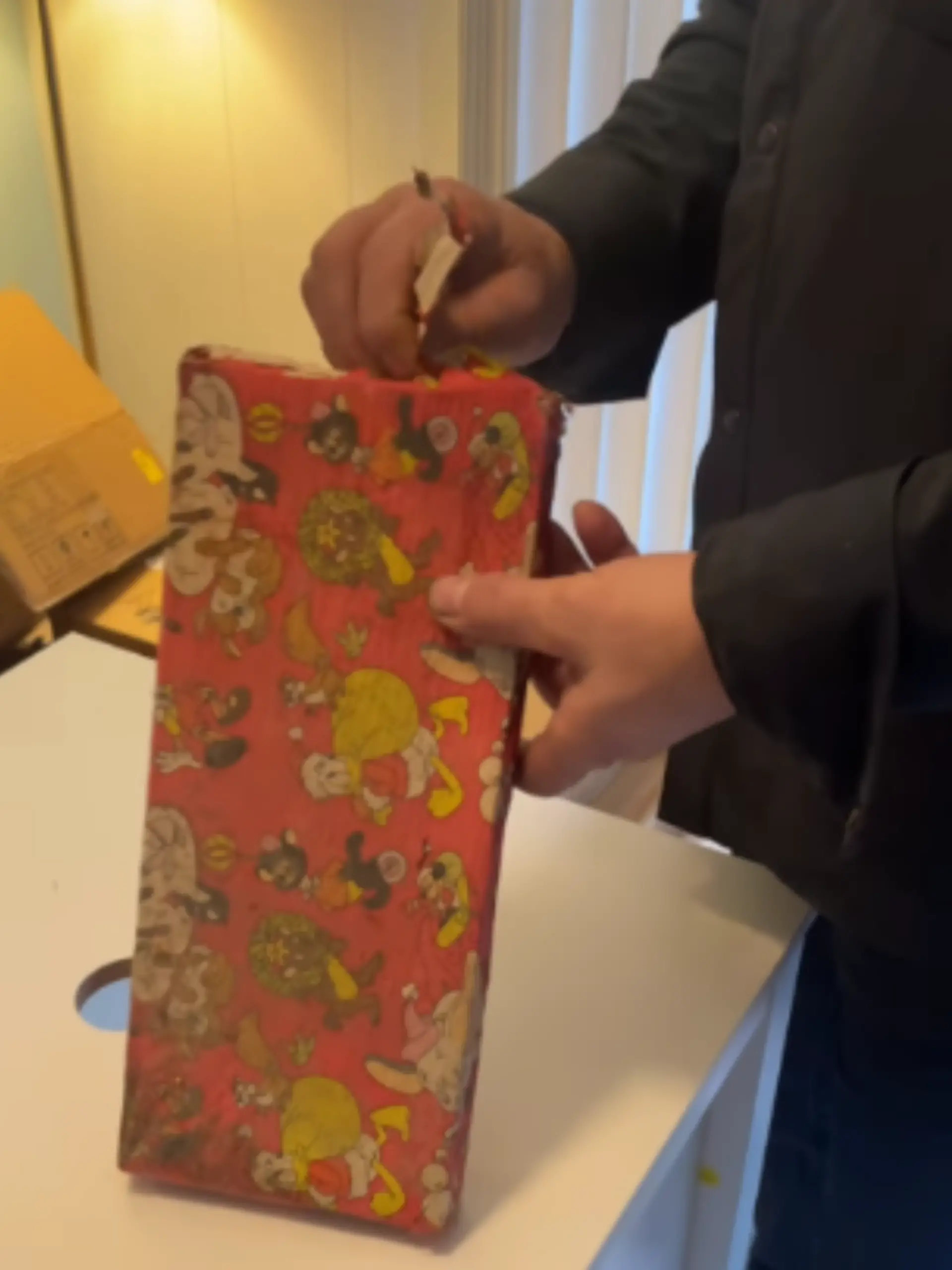 Ein Mann packt ein Weihnachtsgeschenk aus.
