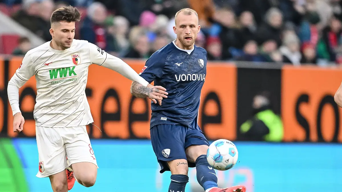 Traf für den FC Augsburg: Elvis Rexhbecaj (l).