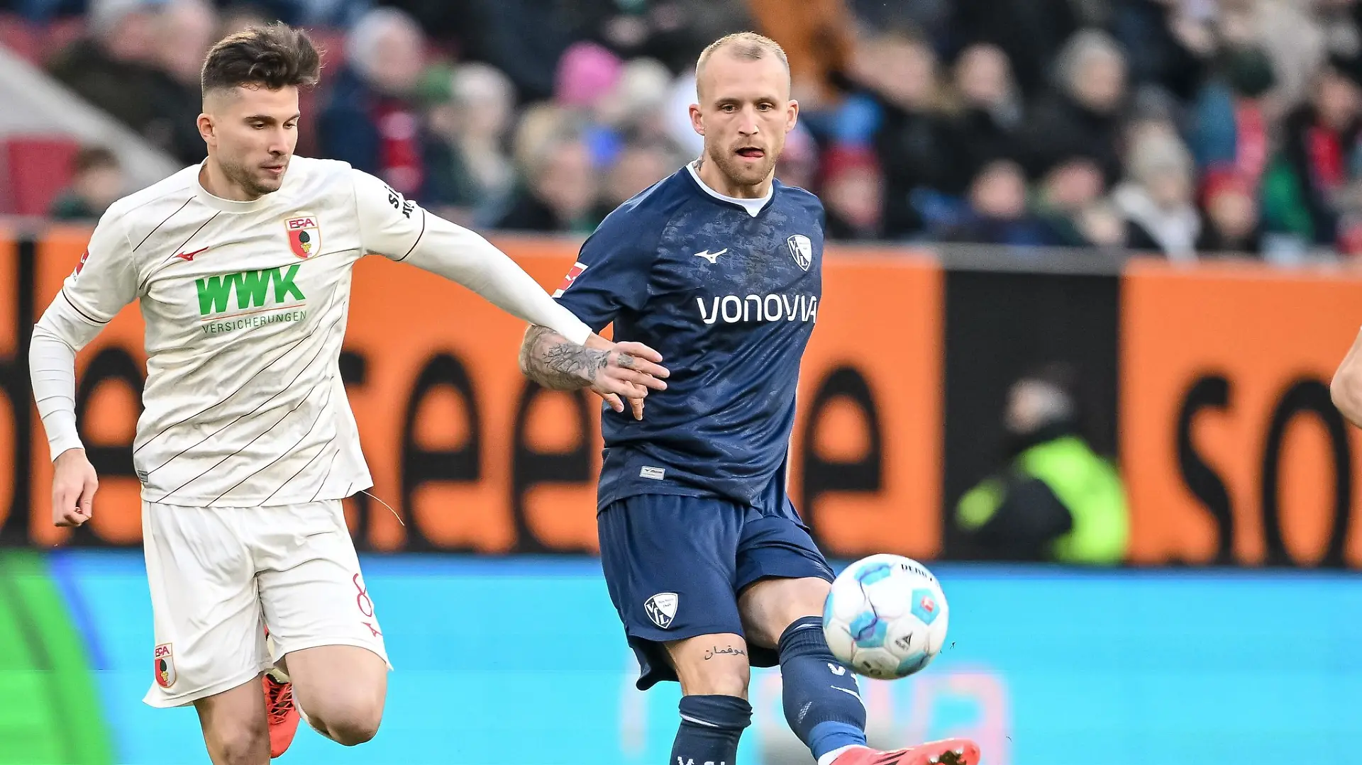 Traf für den FC Augsburg: Elvis Rexhbecaj (l).