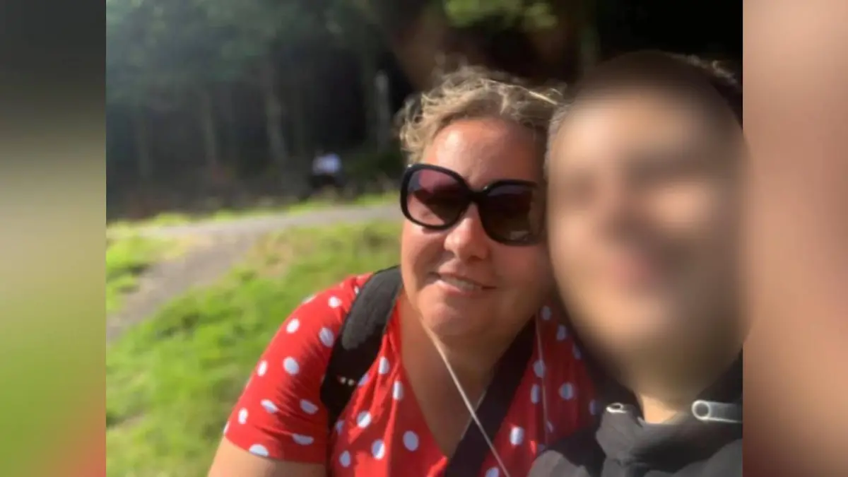 Suleman Dawood (19) ist der Sohn von Shahzada Dawood. Die beiden sind gemeinsam an Bord. Nicht an Bord ist Sulemans Mutter Christine aus Rosenheim , hier links im Bild.