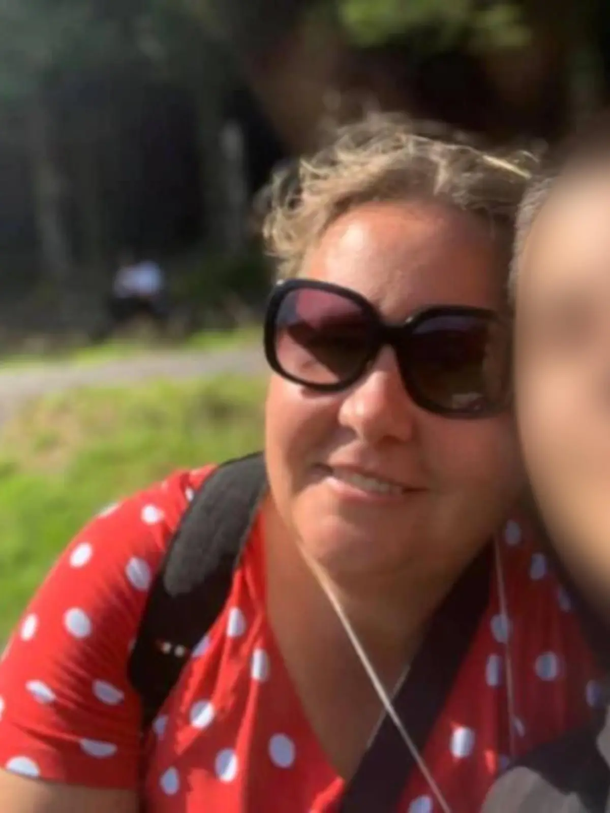 Suleman Dawood (19) ist der Sohn von Shahzada Dawood. Die beiden sind gemeinsam an Bord. Nicht an Bord ist Sulemans Mutter Christine aus Rosenheim , hier links im Bild.
