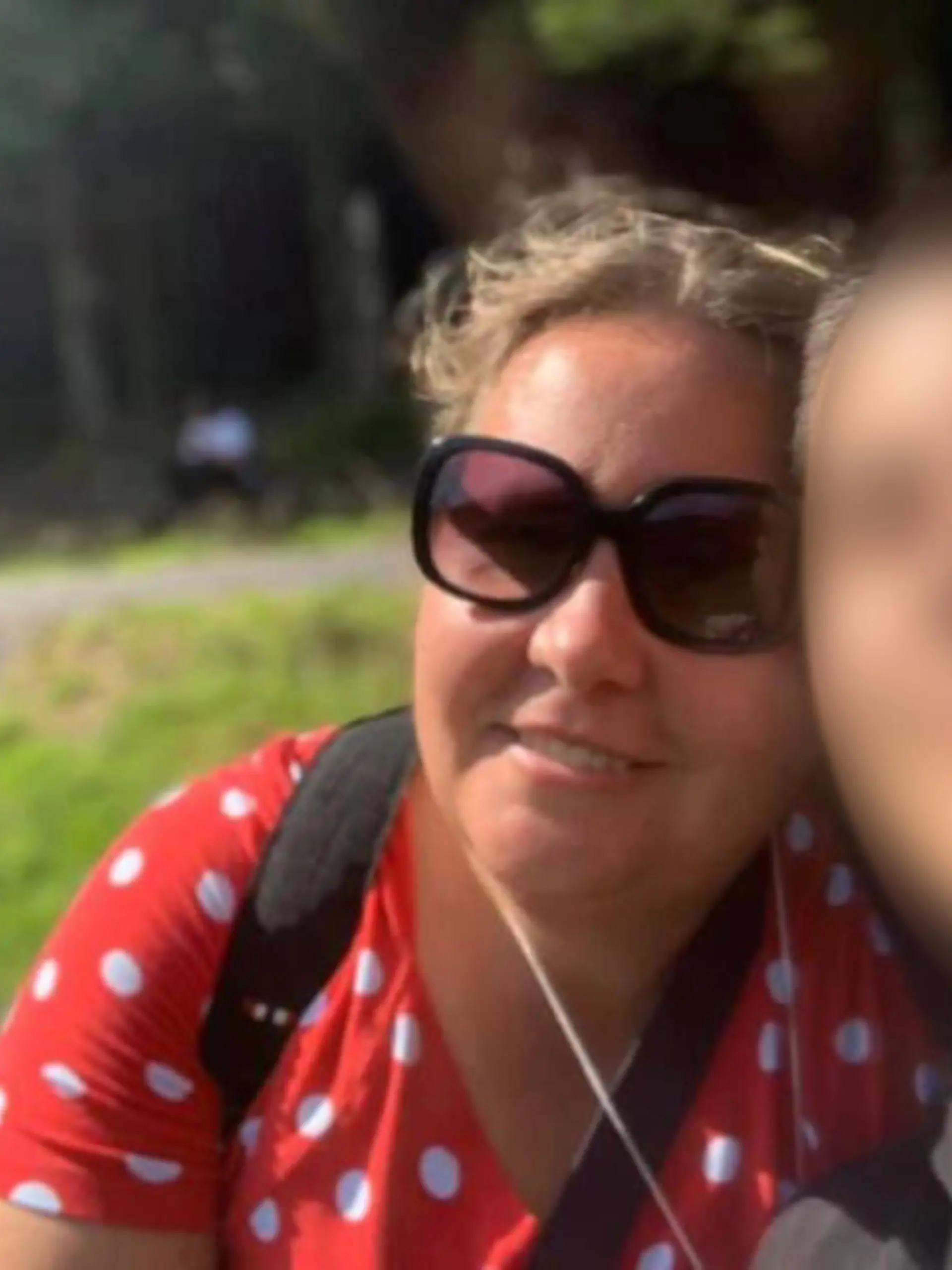 Suleman Dawood (19) ist der Sohn von Shahzada Dawood. Die beiden sind gemeinsam an Bord. Nicht an Bord ist Sulemans Mutter Christine aus Rosenheim , hier links im Bild.