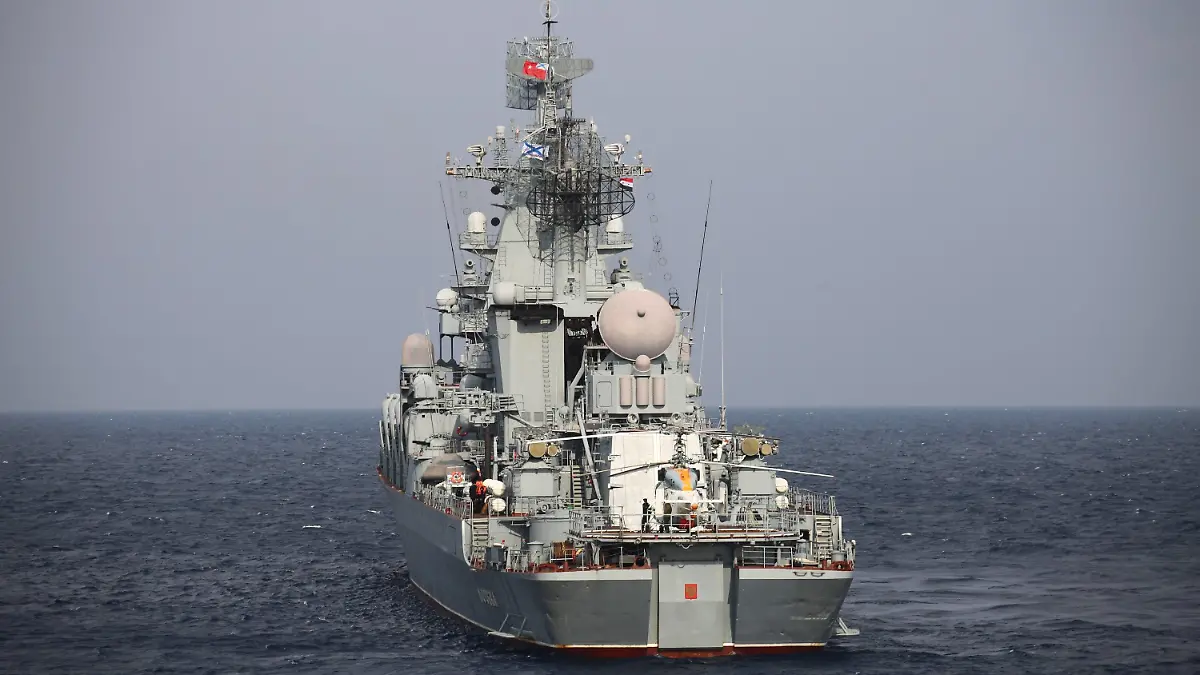 ARCHIV - 17.12.2015, Syrien, Tartus: Der russische Raketenkreuzer «Moskwa» in der Nähe des Hafens von Tartus in Syrien. Der angeschlagene russische Raketenkreuzer «Moskwa» ist nach russischen Angaben gesunken. Das Flaggschiff der Schwarzmeerflotte sei am Donnerstag während eines Sturms untergegangen, als es an sein Ziel geschleppt wurde, berichtete die Staatsagentur Tass am Donnerstagabend in Berufung auf das russische Verteidigungsministerium. Foto: Zhang Jiye/XinHua/dpa +++ dpa-Bildfunk +++