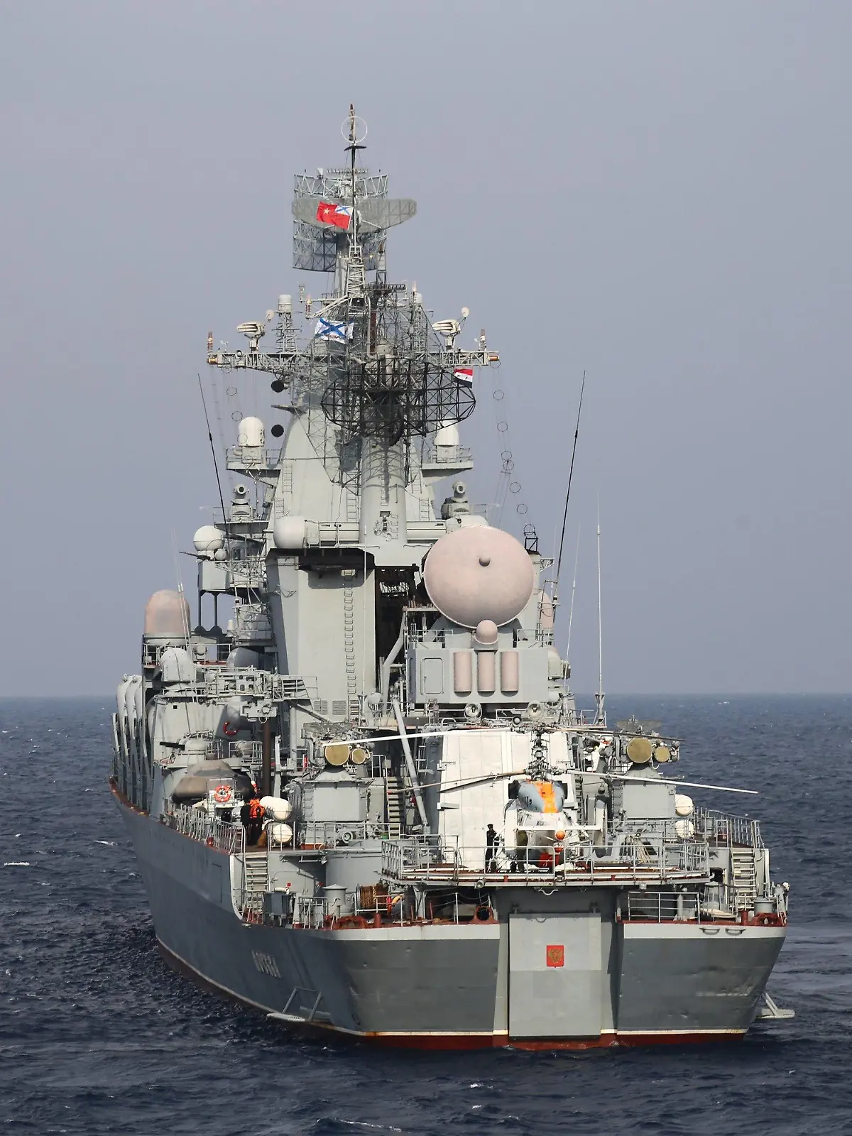 ARCHIV - 17.12.2015, Syrien, Tartus: Der russische Raketenkreuzer «Moskwa» in der Nähe des Hafens von Tartus in Syrien. Der angeschlagene russische Raketenkreuzer «Moskwa» ist nach russischen Angaben gesunken. Das Flaggschiff der Schwarzmeerflotte sei am Donnerstag während eines Sturms untergegangen, als es an sein Ziel geschleppt wurde, berichtete die Staatsagentur Tass am Donnerstagabend in Berufung auf das russische Verteidigungsministerium. Foto: Zhang Jiye/XinHua/dpa +++ dpa-Bildfunk +++
