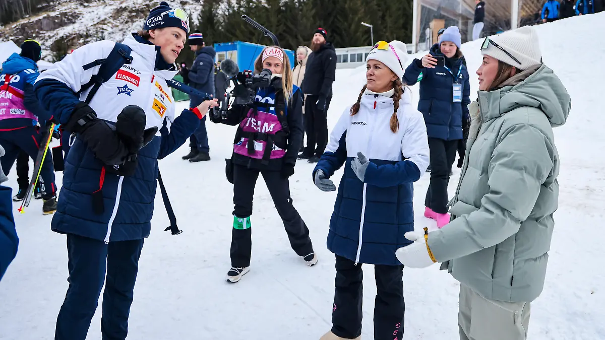 Johannes Høsflot Klæbo mit seiner Mutter und seiner Freundin Pernille während der Tour de Ski 2025.