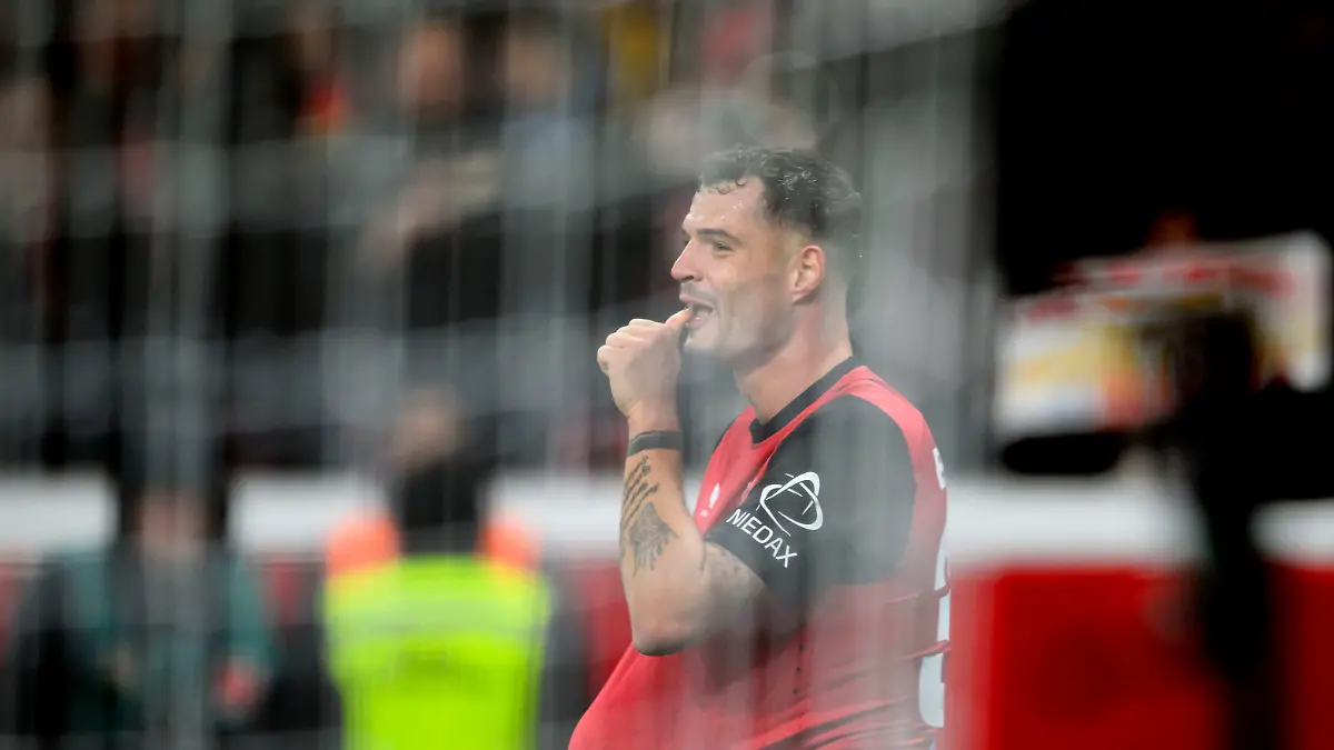 Leverkusens Granit Xhaka jubelt Ende November nach einem Tor mit einem Babybauch - einen Ball versteckt er dazu unter seinem Trikot.