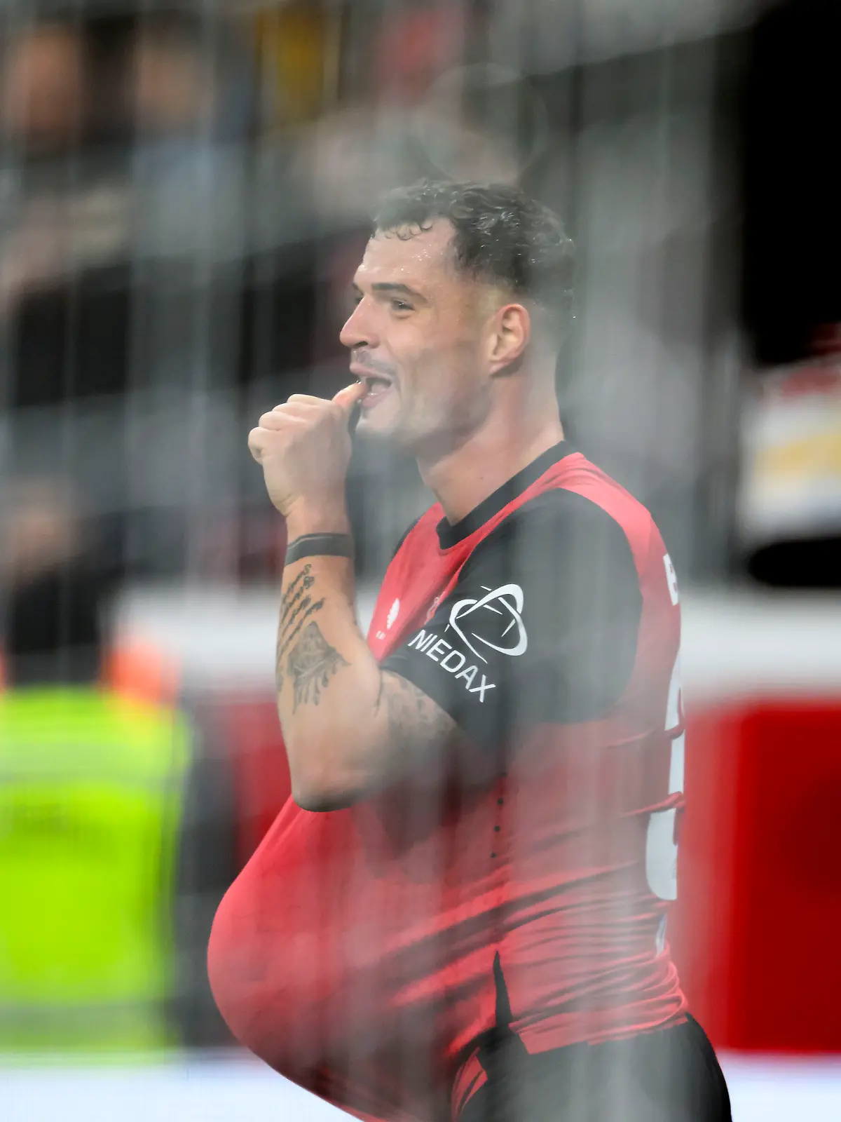 Leverkusens Granit Xhaka jubelt Ende November nach einem Tor mit einem Babybauch - einen Ball versteckt er dazu unter seinem Trikot.