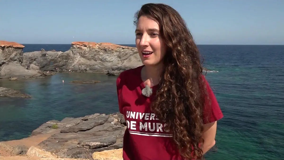 Maria Pozo-Montoro steht auf einem Felsen vor der Küste in Südspanien.