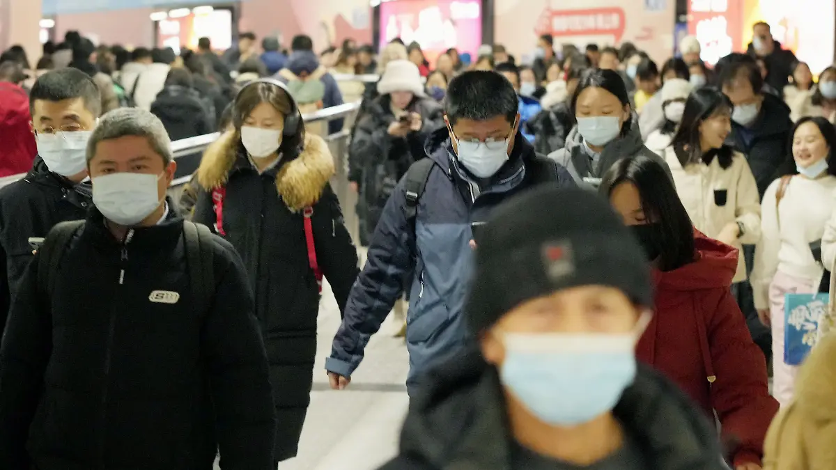 Menschen gehen am 6. Januar 2025 in Peking mit Masken spazieren, da sich Atemwegserkrankungen, die durch das humane Metapneumovirus (hMPV) verursacht werden, ausbreiten.