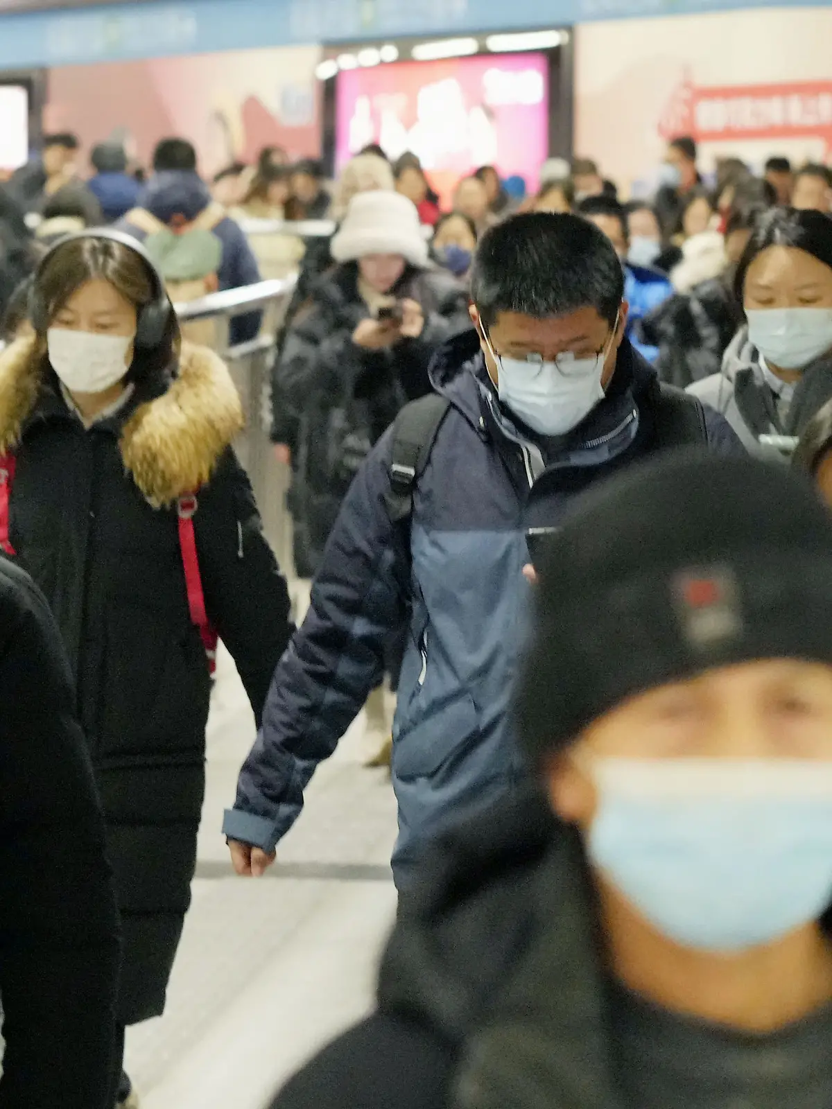 Menschen gehen am 6. Januar 2025 in Peking mit Masken spazieren, da sich Atemwegserkrankungen, die durch das humane Metapneumovirus (hMPV) verursacht werden, ausbreiten.